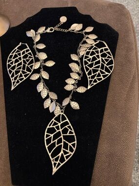 Jessica Simpson Silver Leaf Filigree Necklace and Earrings Set